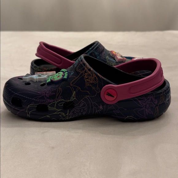 As good as NEW! CROCS Classic Disney Villains, sz J3 - Picture 7 of 12